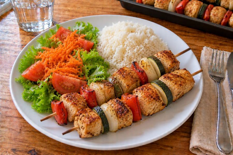 Brochettes de pollo y verduras con arroz